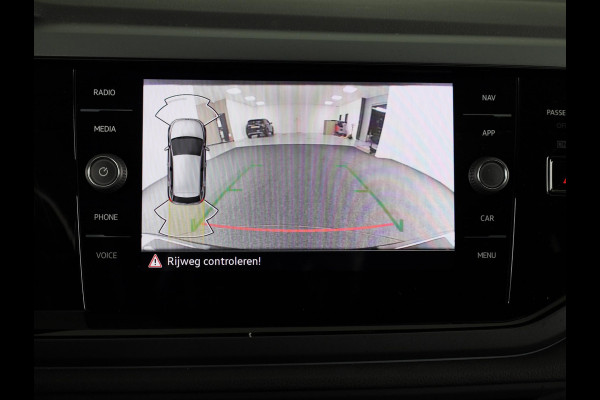 Volkswagen Polo 1.0 TSI R-Line 95PK Automaat (DSG) | Panorama dak | IQ Matrix led koplampen | Navigatie | Parkeercamera | Stoelverwarming | 17" LM velgen |