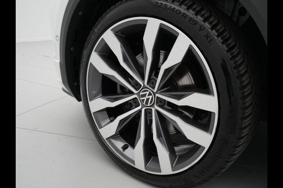 Volkswagen T-Roc 1.5 TSI Sport Business R Navigatie Camera Adaptive Cruise Pano Trekhaak