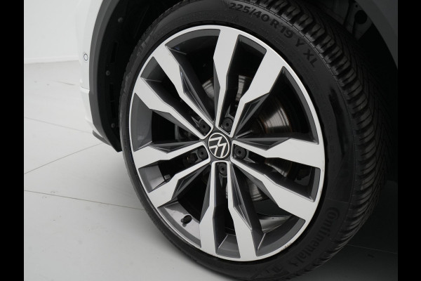 Volkswagen T-Roc 1.5 TSI Sport Business R Navigatie Camera Adaptive Cruise Pano Trekhaak
