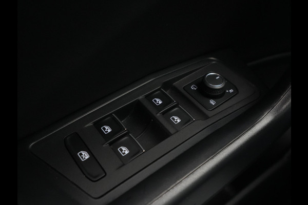 Volkswagen T-Roc 1.5 TSI Sport Business R Navigatie Camera Adaptive Cruise Pano Trekhaak