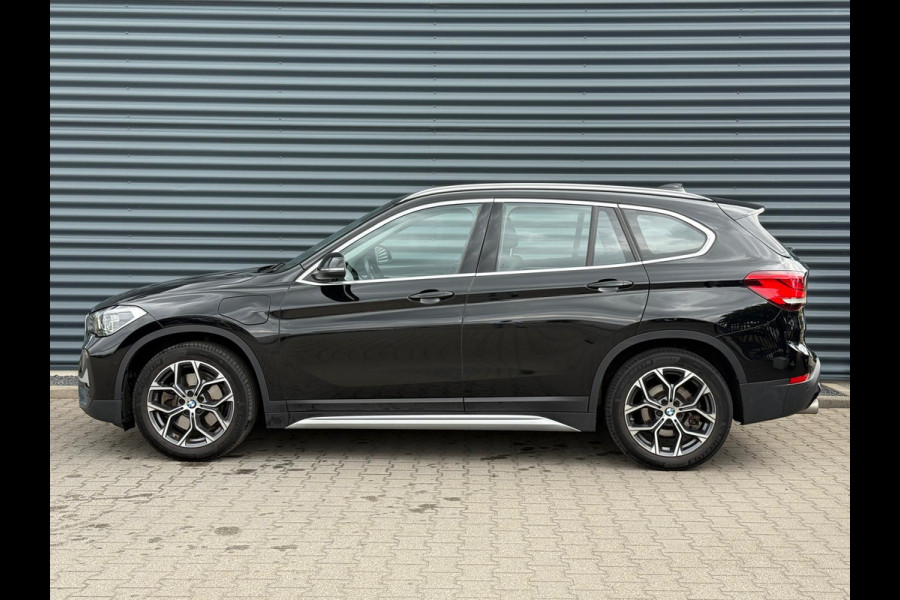 BMW X1 xDrive25e xLine PLug in Hybrid 220 pk | PHEV | Navi Pro | DAB | 18"L.M | LED Koplampen | Stoelverwarming | Sfeerverlichting |