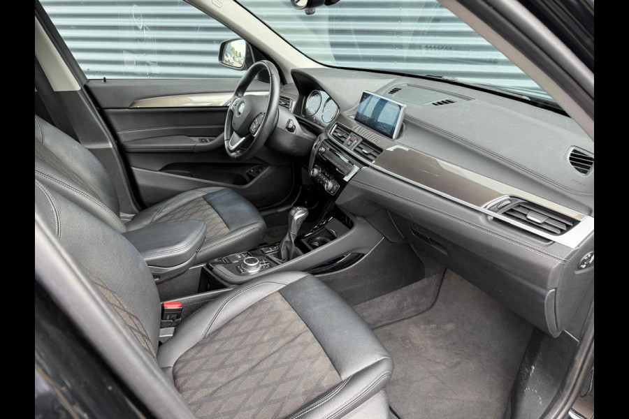 BMW X1 xDrive25e xLine PLug in Hybrid 220 pk | PHEV | Navi Pro | DAB | 18"L.M | LED Koplampen | Stoelverwarming | Sfeerverlichting |