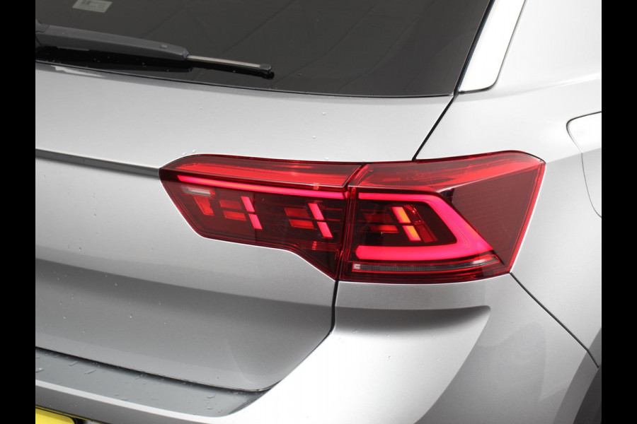 Volkswagen T-Roc 1.5 TSI 150pk Automaat R-Line | DEMO ! | Digitale Cockpit Climate Control Camera Navigatie Apple Carplay/Android Auto Lichtmetalen Velgen Parkeer sensoren Dab Led Adaptive Cruise Control