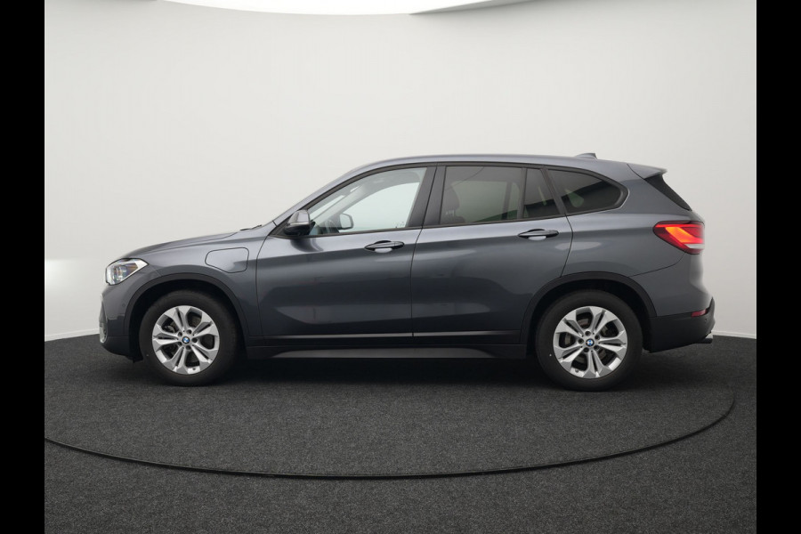 BMW X1 xDrive25e Sportline Plug In Hybrid 220pk PHEV | Adaptive Cruise | Trekhaak Afn. | Camera | Sportstoelen Verwarmd | Navi Pro | DAB | El. Achterklep |