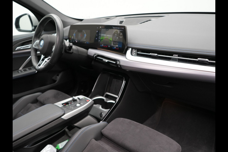 BMW X1 xDrive30e M Sport Plug In Hybrid 326pk PHEV | Trekhaak af Fabriek | Panodak | Adaptive Cruise | Widescreen Navi | 360 Camera | Alcantara Sportstoelen Massage & Memory | Harman Kardon |