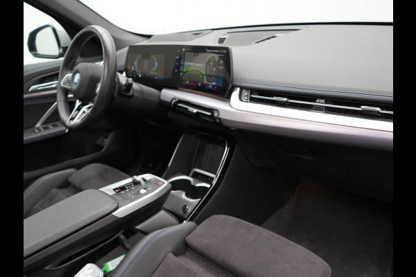 BMW X1 xDrive30e M Sport Plug In Hybrid 326pk PHEV | Trekhaak af Fabriek | Panodak | Adaptive Cruise | Widescreen Navi | 360 Camera | Alcantara Sportstoelen Massage & Memory | Harman Kardon |
