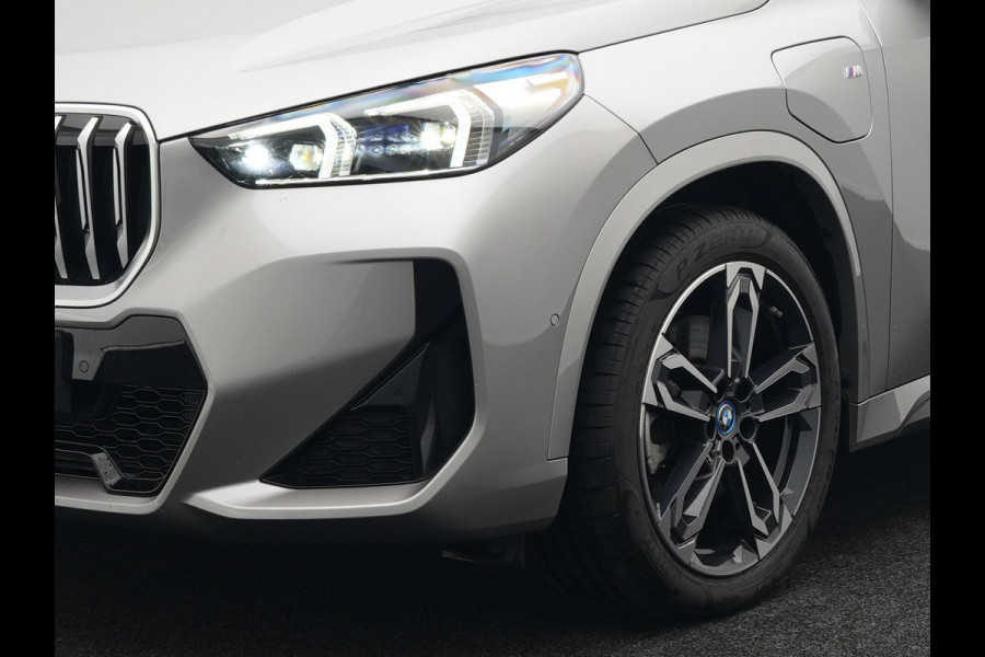 BMW X1 xDrive30e M Sport Plug In Hybrid 326pk PHEV | Trekhaak af Fabriek | Panodak | Adaptive Cruise | Widescreen Navi | 360 Camera | Alcantara Sportstoelen Massage & Memory | Harman Kardon |
