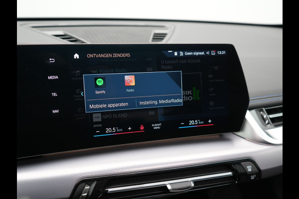 BMW X1 xDrive30e M Sport Plug In Hybrid 326pk PHEV | Trekhaak af Fabriek | Panodak | Adaptive Cruise | Widescreen Navi | 360 Camera | Alcantara Sportstoelen Massage & Memory | Harman Kardon |