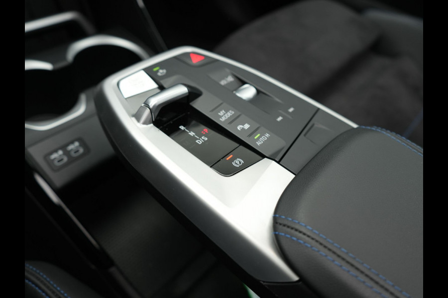 BMW X1 xDrive30e M Sport Plug In Hybrid 326pk PHEV | Trekhaak af Fabriek | Panodak | Adaptive Cruise | Widescreen Navi | 360 Camera | Alcantara Sportstoelen Massage & Memory | Harman Kardon |