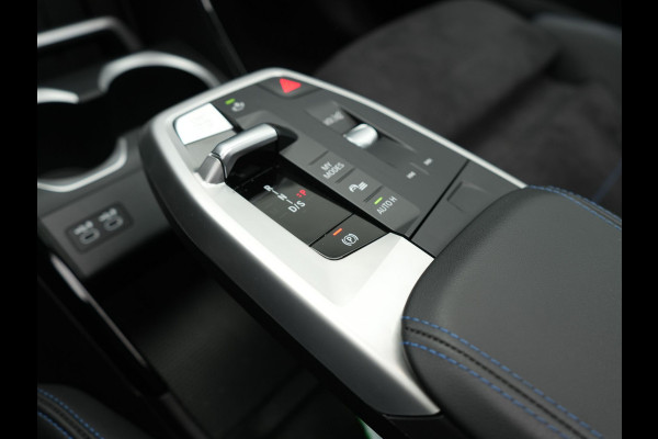 BMW X1 xDrive30e M Sport Plug In Hybrid 326pk PHEV | Trekhaak af Fabriek | Panodak | Adaptive Cruise | Widescreen Navi | 360 Camera | Alcantara Sportstoelen Massage & Memory | Harman Kardon |