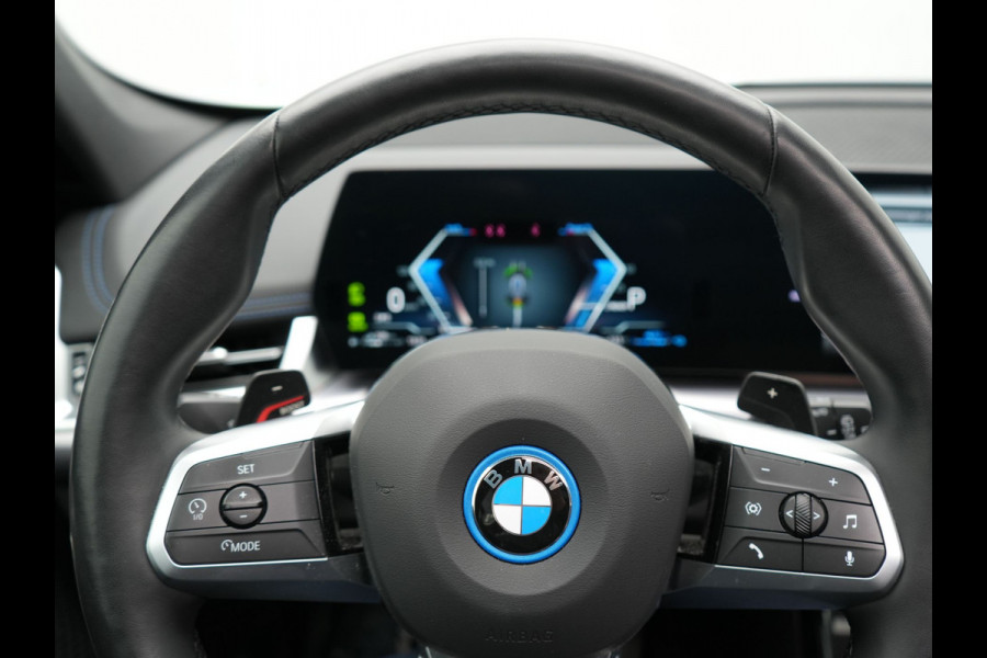 BMW X1 xDrive30e M Sport Plug In Hybrid 326pk PHEV | Trekhaak af Fabriek | Panodak | Adaptive Cruise | Widescreen Navi | 360 Camera | Alcantara Sportstoelen Massage & Memory | Harman Kardon |