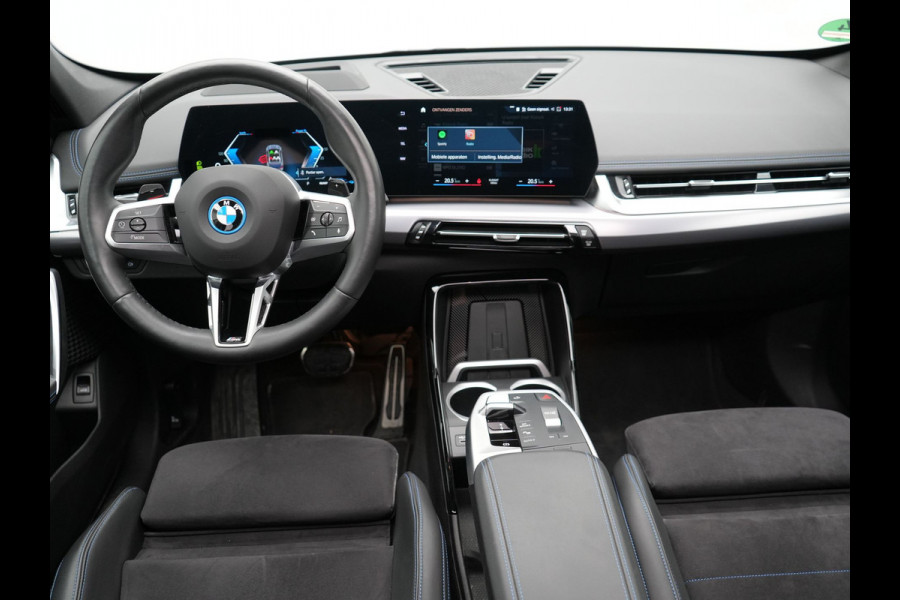 BMW X1 xDrive30e M Sport Plug In Hybrid 326pk PHEV | Trekhaak af Fabriek | Panodak | Adaptive Cruise | Widescreen Navi | 360 Camera | Alcantara Sportstoelen Massage & Memory | Harman Kardon |