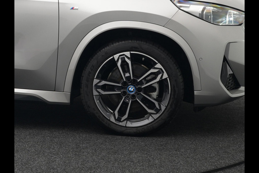 BMW X1 xDrive30e M Sport Plug In Hybrid 326pk PHEV | Trekhaak af Fabriek | Panodak | Adaptive Cruise | Widescreen Navi | 360 Camera | Alcantara Sportstoelen Massage & Memory | Harman Kardon |