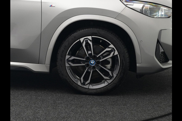 BMW X1 xDrive30e M Sport Plug In Hybrid 326pk PHEV | Trekhaak af Fabriek | Panodak | Adaptive Cruise | Widescreen Navi | 360 Camera | Alcantara Sportstoelen Massage & Memory | Harman Kardon |