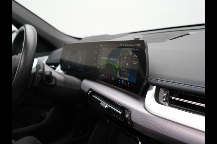 BMW X1 xDrive30e M Sport Plug In Hybrid 326pk PHEV | Trekhaak af Fabriek | Panodak | Adaptive Cruise | Widescreen Navi | 360 Camera | Alcantara Sportstoelen Massage & Memory | Harman Kardon |