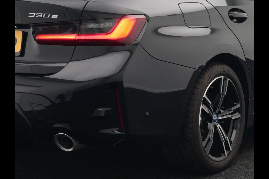 BMW 3-serie 330e M Sport Plug In Hybrid 293pk PHEV | Widescreen Navi |Head Up | Alcantara Sportstoelen Verwarmd | Sfeerverlichting | Camera | BLIS | Keyless |