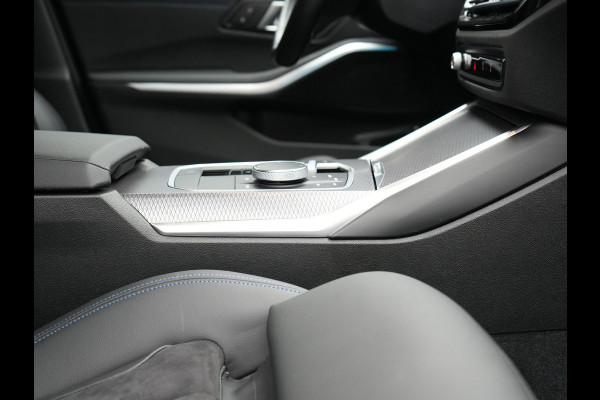 BMW 3-serie 330e M Sport Plug In Hybrid 293pk PHEV | Widescreen Navi |Head Up | Alcantara Sportstoelen Verwarmd | Sfeerverlichting | Camera | BLIS | Keyless |