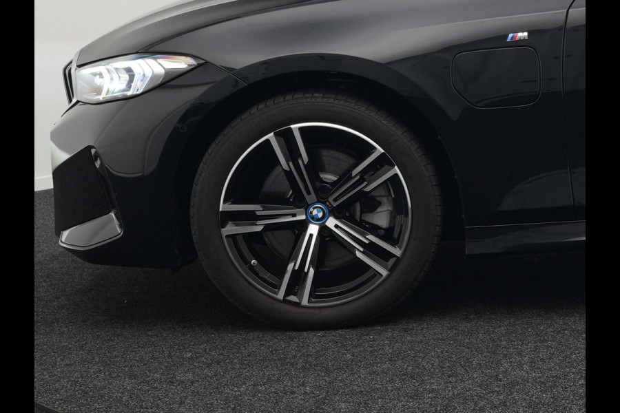 BMW 3-serie 330e M Sport Plug In Hybrid 293pk PHEV | Widescreen Navi |Head Up | Alcantara Sportstoelen Verwarmd | Sfeerverlichting | Camera | BLIS | Keyless |