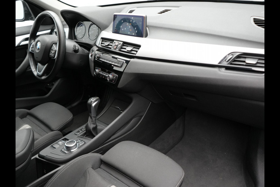 BMW X1 xDrive25e Sportline Plug In Hybrid 220pk PHEV | Adaptive Cruise | Trekhaak Afn. | Camera | Sportstoelen Verwarmd | Navi Pro | DAB | El. Achterklep |