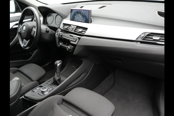 BMW X1 xDrive25e Sportline Plug In Hybrid 220pk PHEV | Adaptive Cruise | Trekhaak Afn. | Camera | Sportstoelen Verwarmd | Navi Pro | DAB | El. Achterklep |