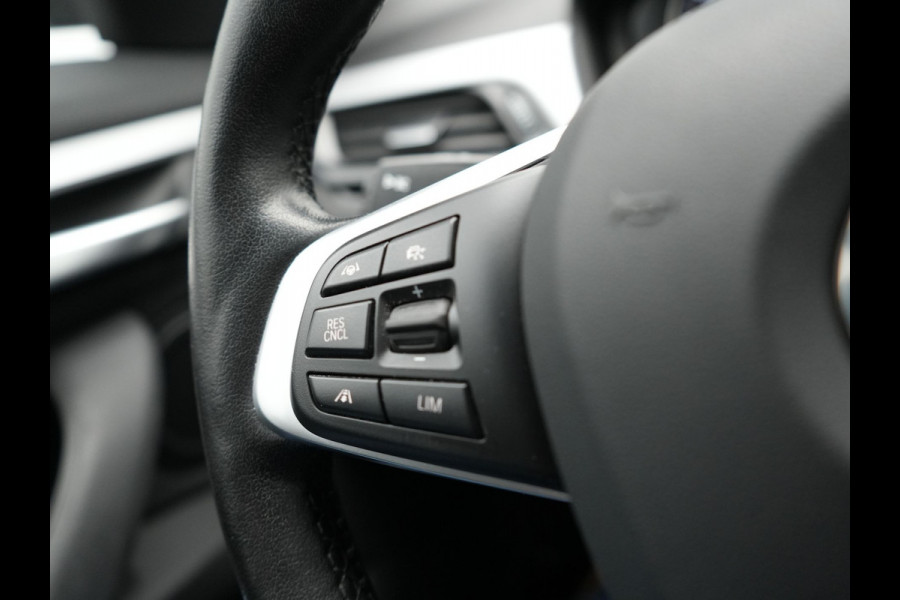 BMW X1 xDrive25e Sportline Plug In Hybrid 220pk PHEV | Adaptive Cruise | Trekhaak Afn. | Camera | Sportstoelen Verwarmd | Navi Pro | DAB | El. Achterklep |