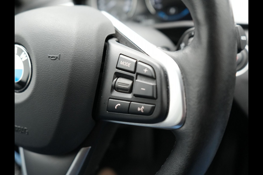BMW X1 xDrive25e Sportline Plug In Hybrid 220pk PHEV | Adaptive Cruise | Trekhaak Afn. | Camera | Sportstoelen Verwarmd | Navi Pro | DAB | El. Achterklep |