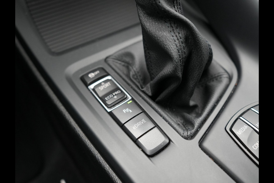 BMW X1 xDrive25e Sportline Plug In Hybrid 220pk PHEV | Adaptive Cruise | Trekhaak Afn. | Camera | Sportstoelen Verwarmd | Navi Pro | DAB | El. Achterklep |