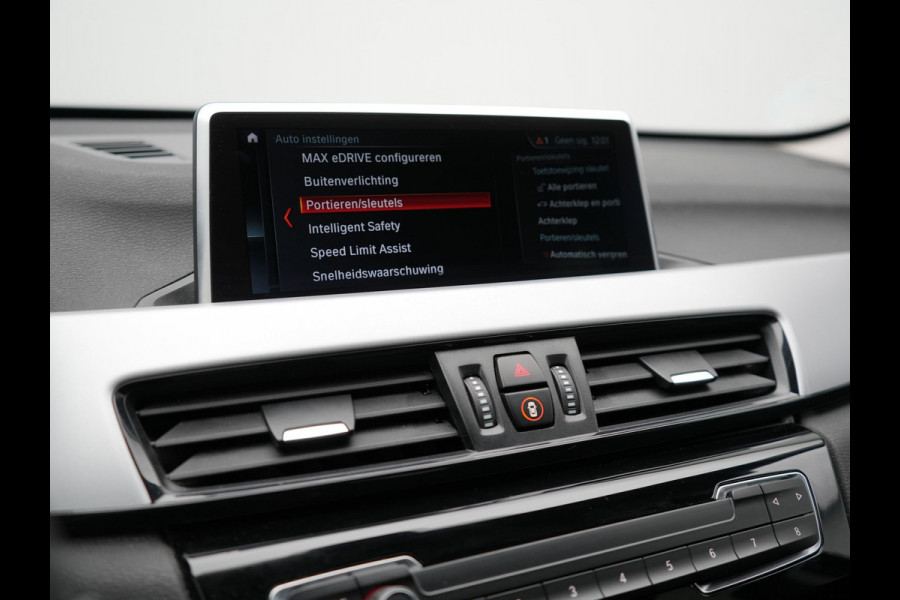 BMW X1 xDrive25e Sportline Plug In Hybrid 220pk PHEV | Adaptive Cruise | Trekhaak Afn. | Camera | Sportstoelen Verwarmd | Navi Pro | DAB | El. Achterklep |