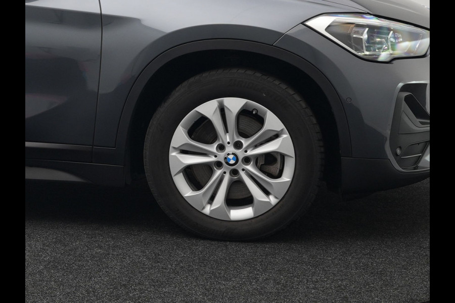 BMW X1 xDrive25e Sportline Plug In Hybrid 220pk PHEV | Adaptive Cruise | Trekhaak Afn. | Camera | Sportstoelen Verwarmd | Navi Pro | DAB | El. Achterklep |