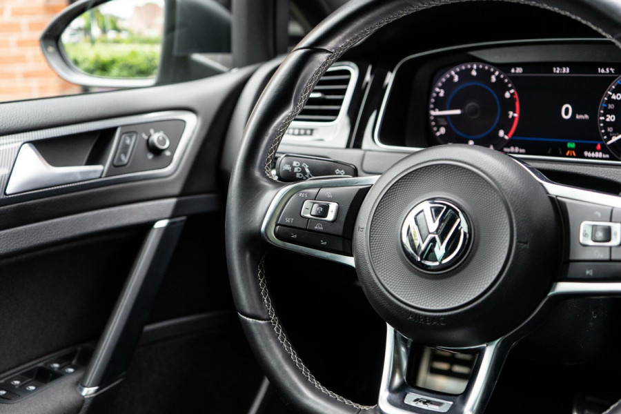 Volkswagen Golf 1.5 TSI R-Line Pano / Camera / ACC
