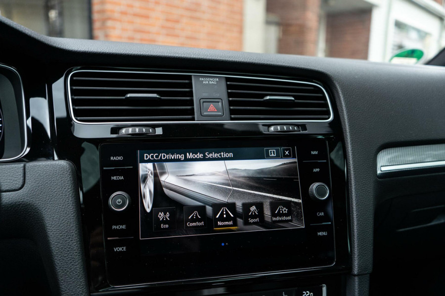 Volkswagen Golf 1.5 TSI R-Line Pano / Camera / ACC