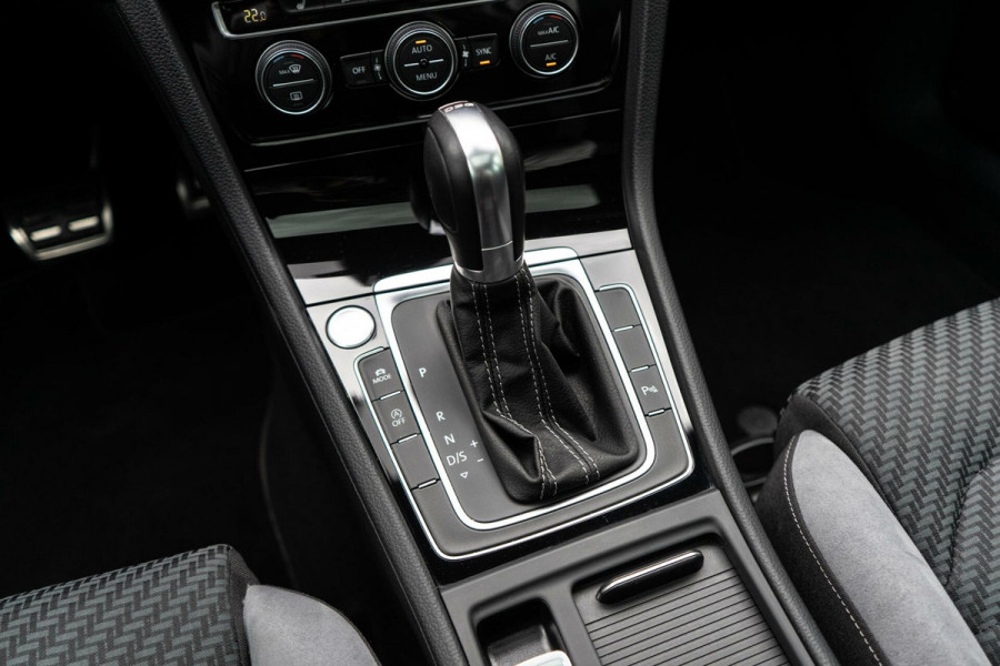 Volkswagen Golf 1.5 TSI R-Line Pano / Camera / ACC