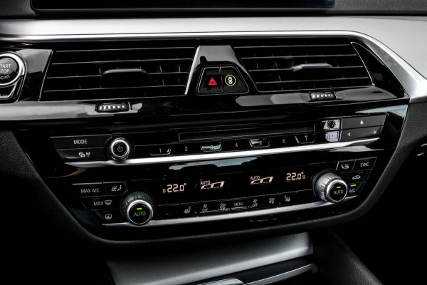 BMW 5 Serie 530i - SCHUIFDAK - TREKHAAK - LED - DEALER ONDERHOUDEN