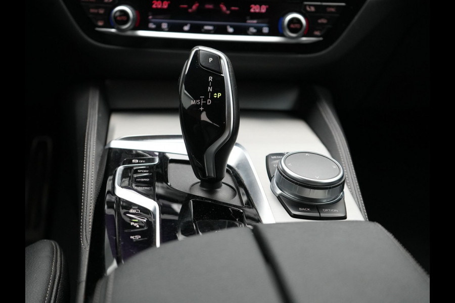 BMW 5 Serie Touring 530e xDrive M-Sport Plug In Hybrid PHEV | Head Up | Laser LED | Trekhaak af Fabriek | Elektrische Lederen Sportstoelen | Sfeerverlichting