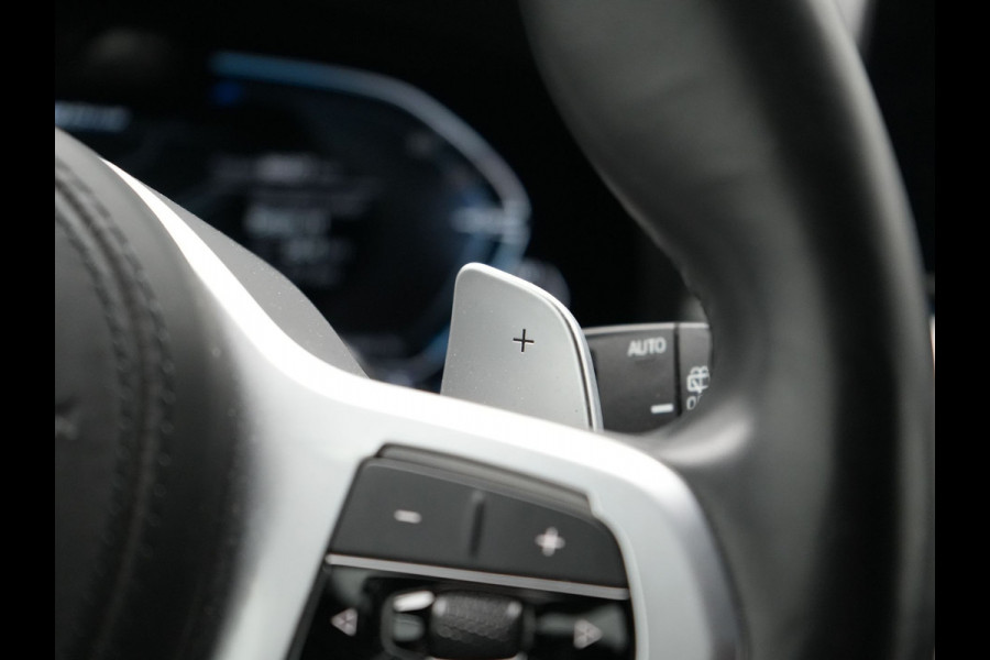 BMW 5 Serie Touring 530e xDrive M-Sport Plug In Hybrid PHEV | Head Up | Laser LED | Trekhaak af Fabriek | Elektrische Lederen Sportstoelen | Sfeerverlichting