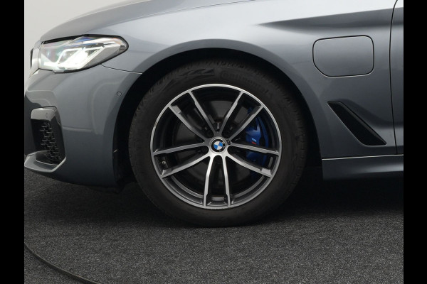 BMW 5 Serie Touring 530e xDrive M-Sport Plug In Hybrid PHEV | Head Up | Laser LED | Trekhaak af Fabriek | Elektrische Lederen Sportstoelen | Sfeerverlichting