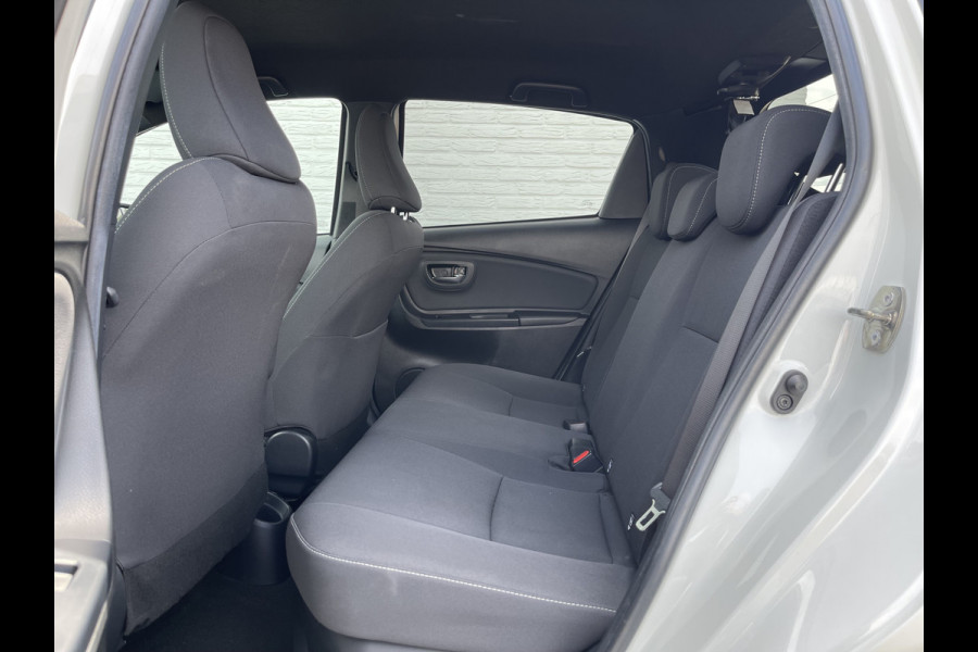 Toyota Yaris 1.5 Hybrid Bi-Tone | Parelmoer | CarPlay | Camera | Keyless | Cruise | 16 inch