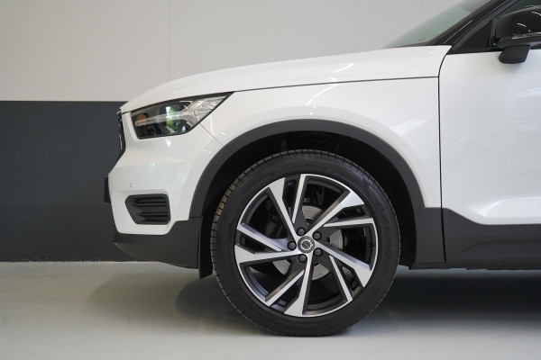 Volvo XC40 1.5 T3 163pk R-Design Automaat | Trekhaak | Navigatie | Camera | Apple Carplay | Two-Tone | 20"