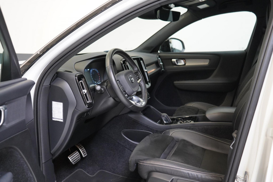 Volvo XC40 1.5 T3 163pk R-Design Automaat | Trekhaak | Navigatie | Camera | Apple Carplay | Two-Tone | 20"