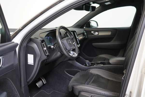 Volvo XC40 1.5 T3 163pk R-Design Automaat | Trekhaak | Navigatie | Camera | Apple Carplay | Two-Tone | 20"