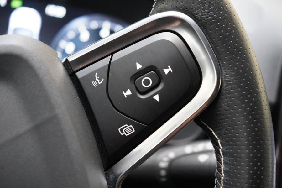 Volvo XC40 1.5 T3 163pk R-Design Automaat | Trekhaak | Navigatie | Camera | Apple Carplay | Two-Tone | 20"