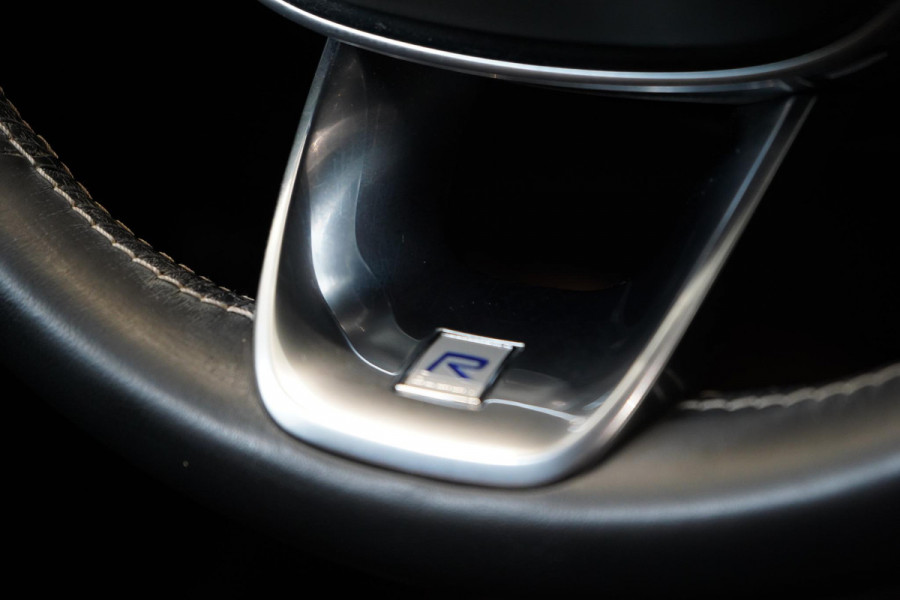 Volvo XC40 1.5 T3 163pk R-Design Automaat | Trekhaak | Navigatie | Camera | Apple Carplay | Two-Tone | 20"