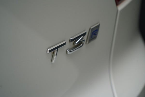 Volvo XC40 1.5 T3 163pk R-Design Automaat | Trekhaak | Navigatie | Camera | Apple Carplay | Two-Tone | 20"