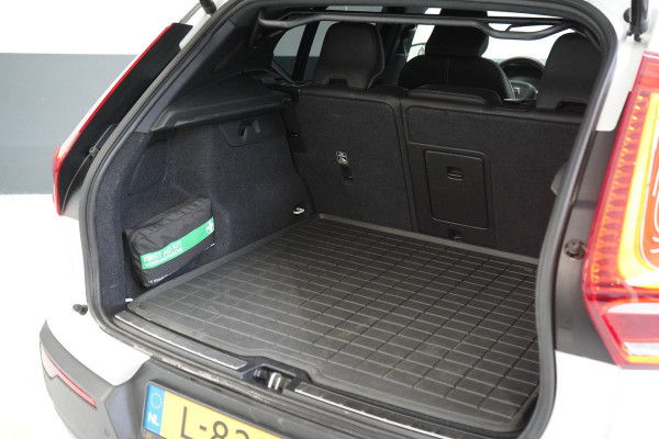 Volvo XC40 1.5 T3 163pk R-Design Automaat | Trekhaak | Navigatie | Camera | Apple Carplay | Two-Tone | 20"