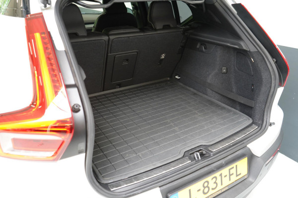 Volvo XC40 1.5 T3 163pk R-Design Automaat | Trekhaak | Navigatie | Camera | Apple Carplay | Two-Tone | 20"