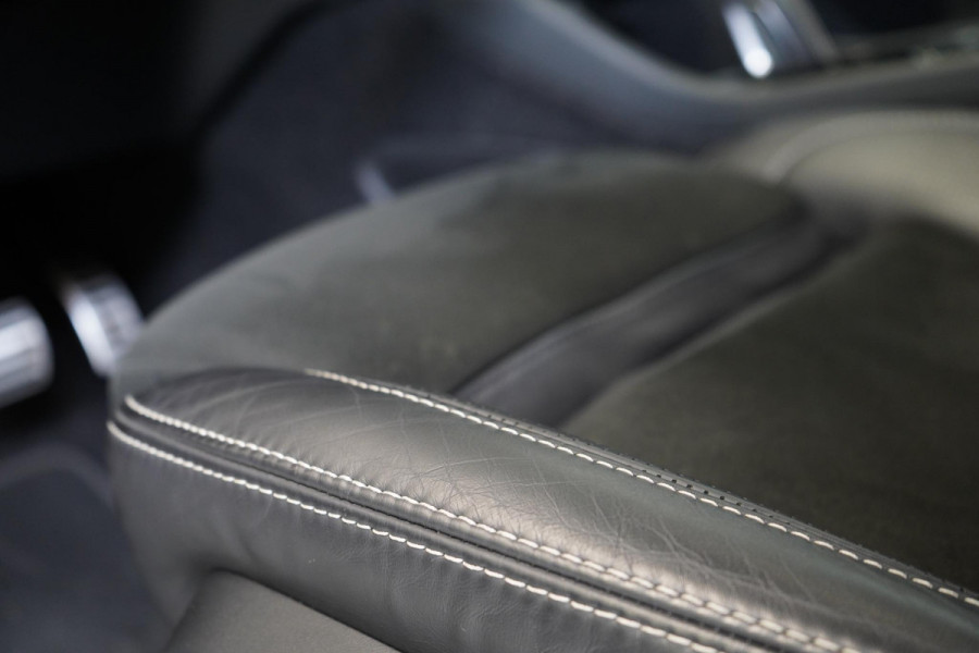 Volvo XC40 1.5 T3 163pk R-Design Automaat | Trekhaak | Navigatie | Camera | Apple Carplay | Two-Tone | 20"