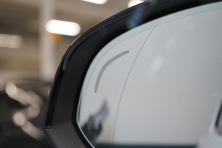 Volvo XC40 1.5 T3 163pk R-Design Automaat | Trekhaak | Navigatie | Camera | Apple Carplay | Two-Tone | 20"