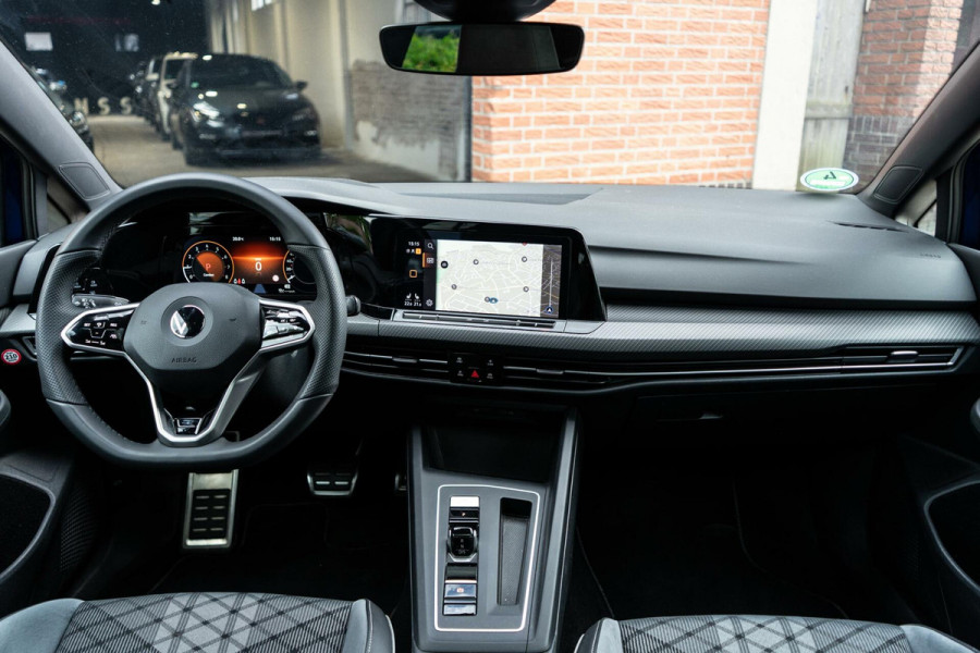 Volkswagen Golf 1.5 eTSI R-Line Pano / HUD / Camera