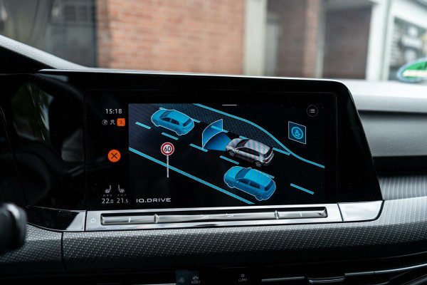 Volkswagen Golf 1.5 eTSI R-Line Pano / HUD / Camera