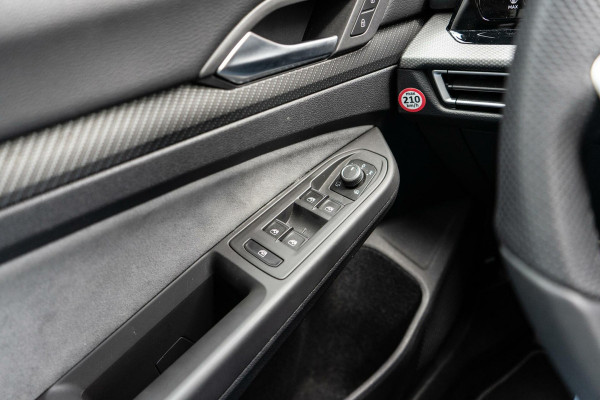 Volkswagen Golf 1.5 eTSI R-Line Pano / HUD / Camera